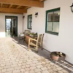 Blockbohlen Holzhaus Mit Sauna, Outdoor Jacuzzi Und Badeteich