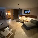 Blockbohlen Holzhaus Mit Sauna, Outdoor Jacuzzi Und Badeteich *