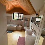 Blockbohlen Holzhaus Mit Sauna, Outdoor Jacuzzi Und Badeteich *