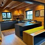 Blockbohlen Holzhaus Mit Sauna, Outdoor Jacuzzi Und Badeteich
