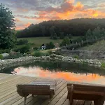 Blockbohlen Holzhaus Mit Sauna, Outdoor Jacuzzi Und Badeteich