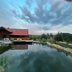 Lejlighed Blockbohlen Holzhaus Mit Sauna, Outdoor Jacuzzi Und Badeteich