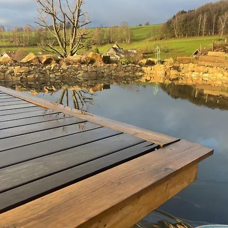 Blockbohlen Holzhaus Mit Sauna, Outdoor Jacuzzi Und Badeteich