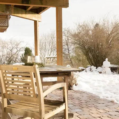 Blockbohlen Holzhaus Mit Sauna, Outdoor Jacuzzi Und Badeteich Герсфельд