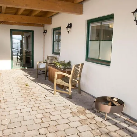 Blockbohlen Holzhaus Mit Sauna, Outdoor Jacuzzi Und Badeteich