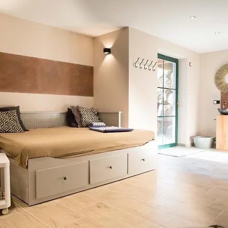 Appartement Blockbohlen Holzhaus Mit Sauna, Outdoor Jacuzzi Und Badeteich