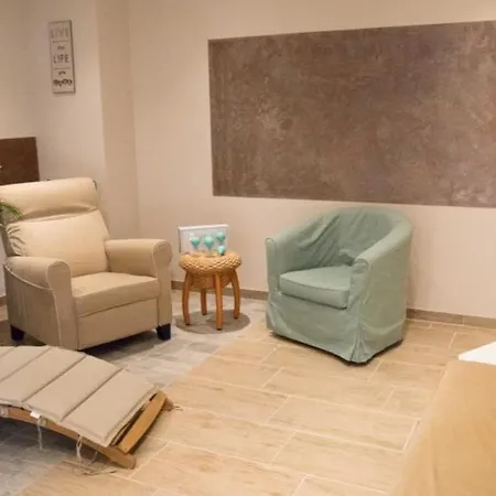 Blockbohlen Holzhaus Mit Sauna, Outdoor Jacuzzi Und Badeteich