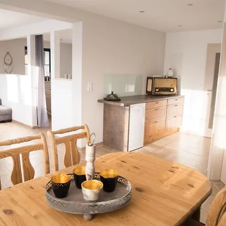 Blockbohlen Holzhaus Mit Sauna, Outdoor Jacuzzi Und Badeteich