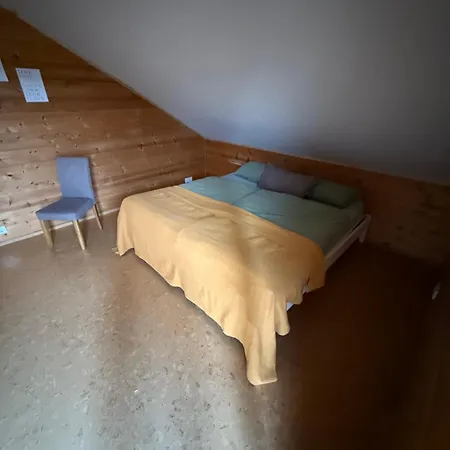 Blockbohlen Holzhaus Mit Sauna, Outdoor Jacuzzi Und Badeteich