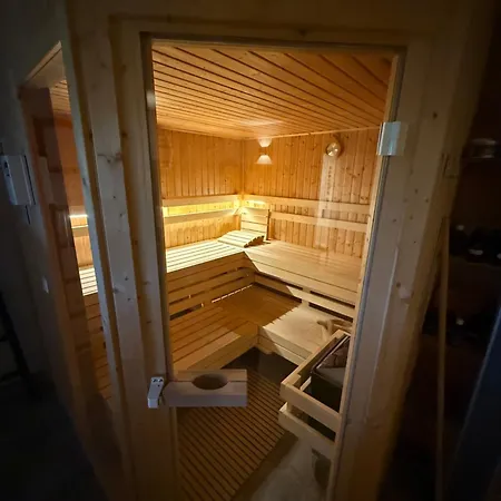 Blockbohlen Holzhaus Mit Sauna, Outdoor Jacuzzi Und Badeteich Διαμέρισμα *