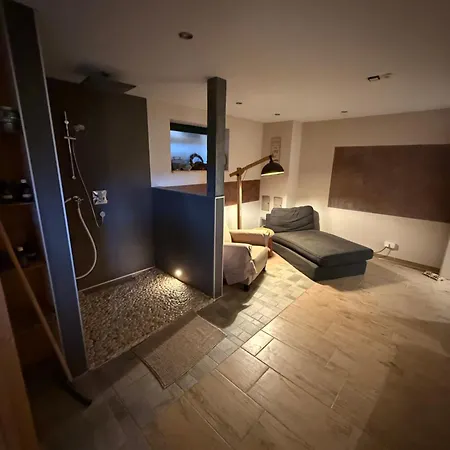 Blockbohlen Holzhaus Mit Sauna, Outdoor Jacuzzi Und Badeteich Герсфельд