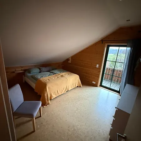 Blockbohlen Holzhaus Mit Sauna, Outdoor Jacuzzi Und Badeteich Герсфельд