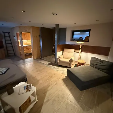 Blockbohlen Holzhaus Mit Sauna, Outdoor Jacuzzi Und Badeteich *