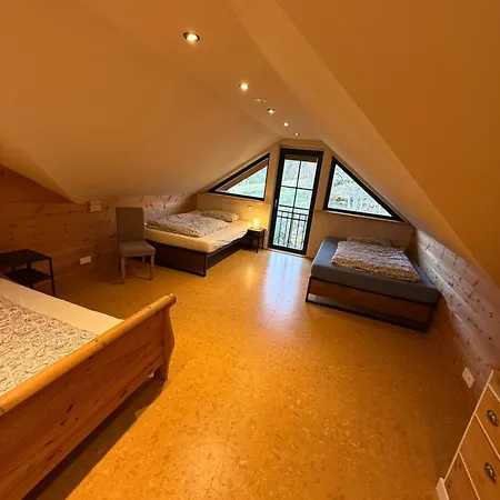 Blockbohlen Holzhaus Mit Sauna, Outdoor Jacuzzi Und Badeteich