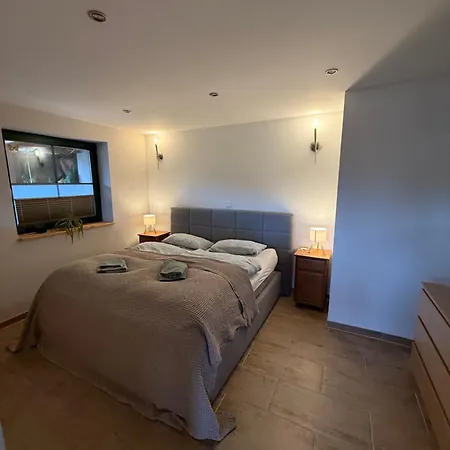 Blockbohlen Holzhaus Mit Sauna, Outdoor Jacuzzi Und Badeteich *