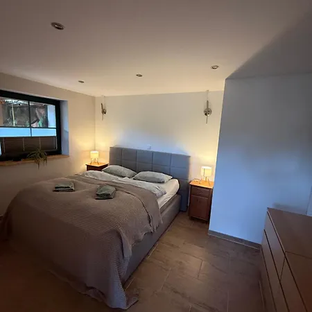 Blockbohlen Holzhaus Mit Sauna, Outdoor Jacuzzi Und Badeteich Apartamento