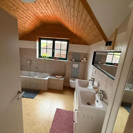 Blockbohlen Holzhaus Mit Sauna, Outdoor Jacuzzi Und Badeteich *