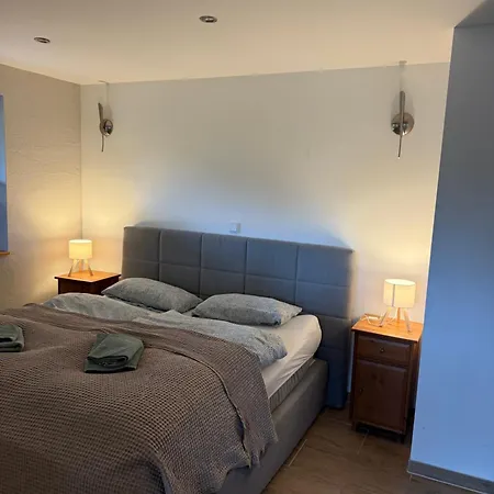 Blockbohlen Holzhaus Mit Sauna, Outdoor Jacuzzi Und Badeteich