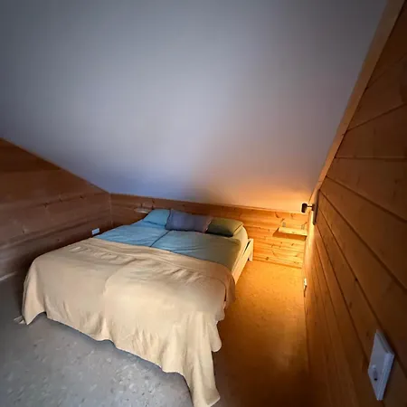 Blockbohlen Holzhaus Mit Sauna, Outdoor Jacuzzi Und Badeteich Герсфельд