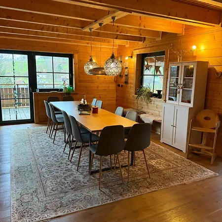 Апартаменты Blockbohlen Holzhaus Mit Sauna, Outdoor Jacuzzi Und Badeteich Герсфельд