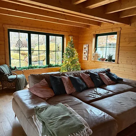 Blockbohlen Holzhaus Mit Sauna, Outdoor Jacuzzi Und Badeteich Apartamento