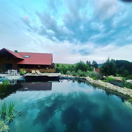 Blockbohlen Holzhaus Mit Sauna, Outdoor Jacuzzi Und Badeteich Герсфельд