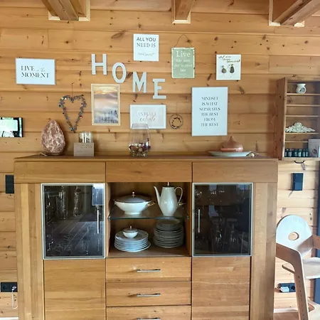 Blockbohlen Holzhaus Mit Sauna, Outdoor Jacuzzi Und Badeteich Apartamento