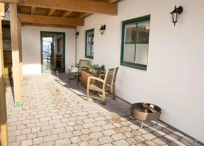 Blockbohlen Holzhaus Mit Sauna, Outdoor Jacuzzi Und Badeteich