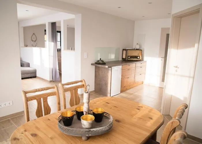 Blockbohlen Holzhaus Mit Sauna, Outdoor Jacuzzi Und Badeteich