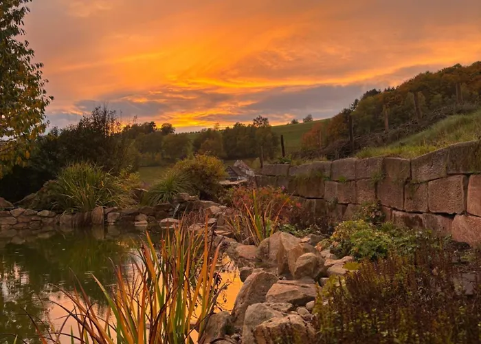 Blockbohlen Holzhaus Mit Sauna, Outdoor Jacuzzi Und Badeteich