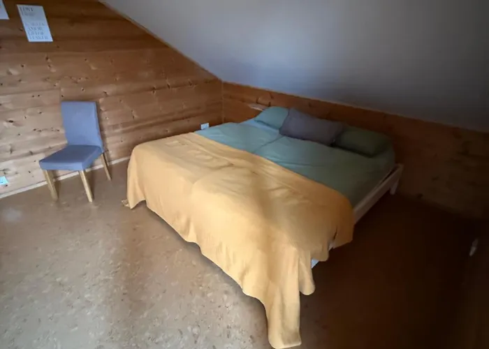 Blockbohlen Holzhaus Mit Sauna, Outdoor Jacuzzi Und Badeteich