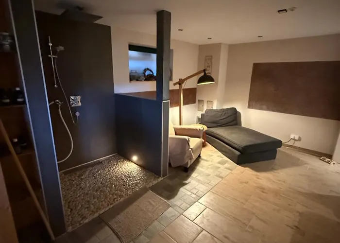 Blockbohlen Holzhaus Mit Sauna, Outdoor Jacuzzi Und Badeteich Герсфельд