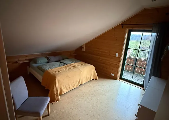 Blockbohlen Holzhaus Mit Sauna, Outdoor Jacuzzi Und Badeteich Герсфельд