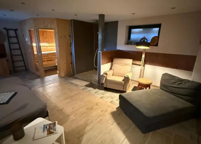 Blockbohlen Holzhaus Mit Sauna, Outdoor Jacuzzi Und Badeteich *