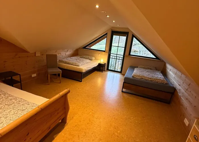 Blockbohlen Holzhaus Mit Sauna, Outdoor Jacuzzi Und Badeteich