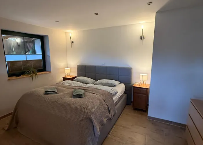 Blockbohlen Holzhaus Mit Sauna, Outdoor Jacuzzi Und Badeteich *