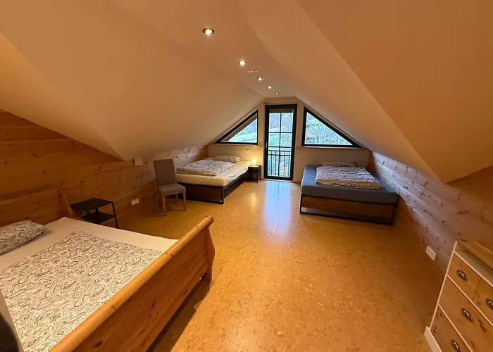 Blockbohlen Holzhaus Mit Sauna, Outdoor Jacuzzi Und Badeteich