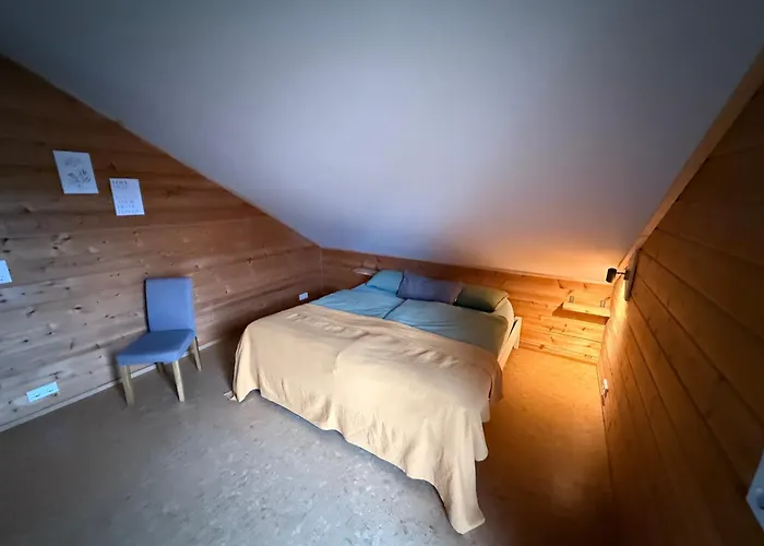 Blockbohlen Holzhaus Mit Sauna, Outdoor Jacuzzi Und Badeteich Герсфельд