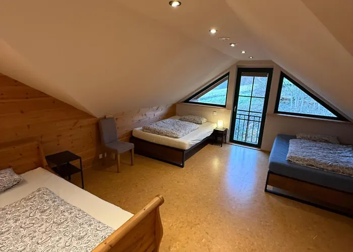 Апартаменты Blockbohlen Holzhaus Mit Sauna, Outdoor Jacuzzi Und Badeteich Герсфельд