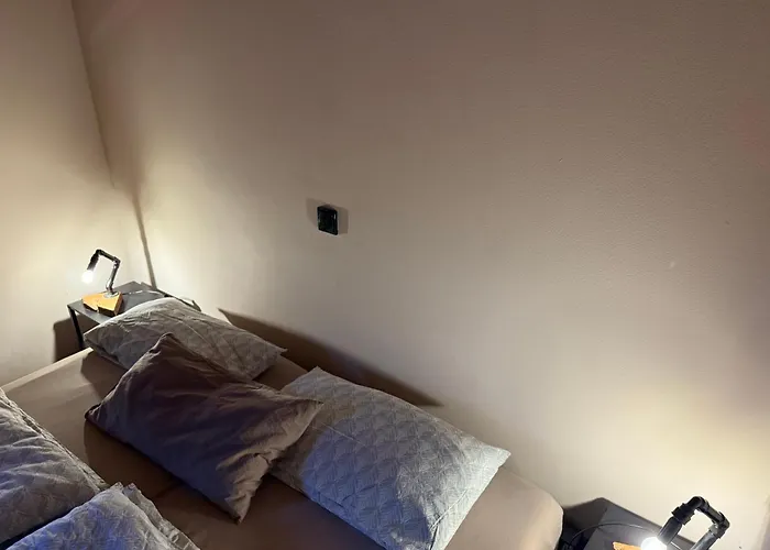 Blockbohlen Holzhaus Mit Sauna, Outdoor Jacuzzi Und Badeteich