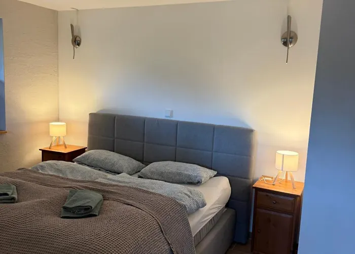 Blockbohlen Holzhaus Mit Sauna, Outdoor Jacuzzi Und Badeteich