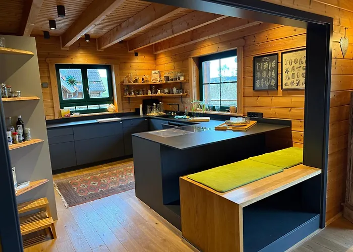 Blockbohlen Holzhaus Mit Sauna, Outdoor Jacuzzi Und Badeteich