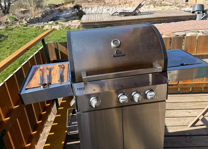 Blockbohlen Holzhaus Mit Sauna, Outdoor Jacuzzi Und Badeteich